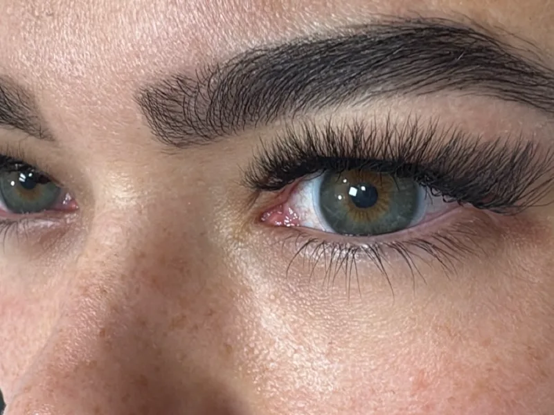 Olhos de cliente com extensão de cílios aplicada na Estética Ela Bela