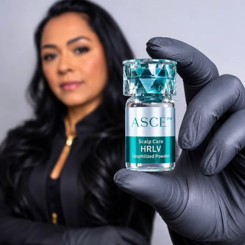 Francielma, com luvas pretas, segurando um frasco de ASCE plus Scalp Care