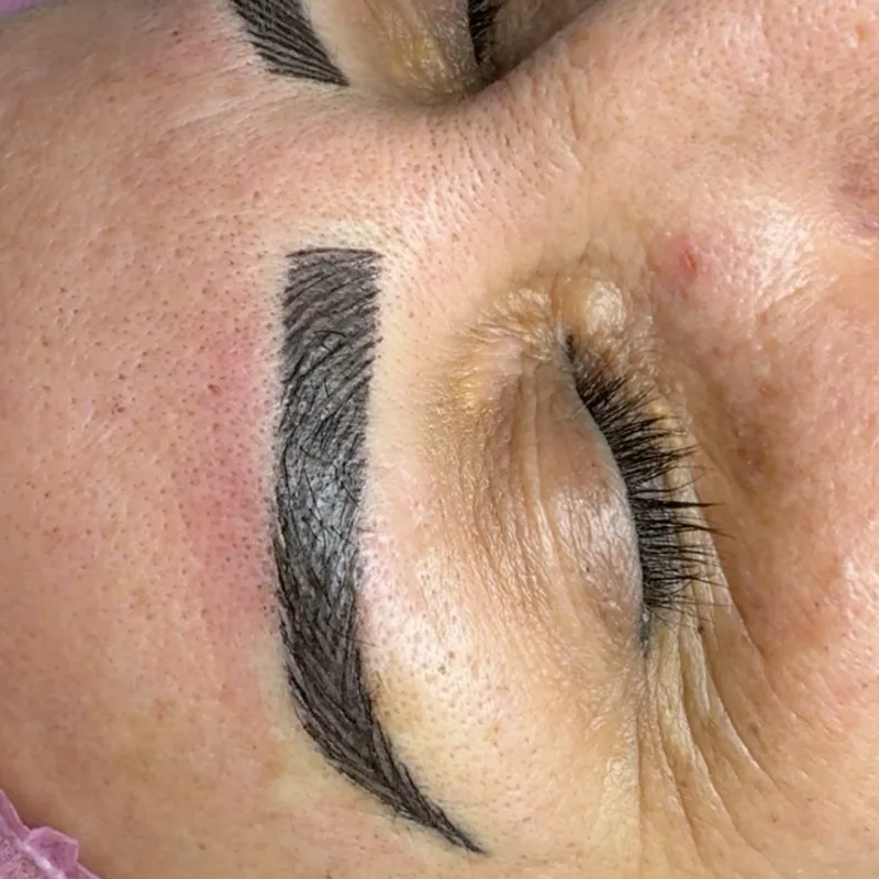 Close de sobrancelha micropigmentada fio a fio em cliente da Estética Ela Bela