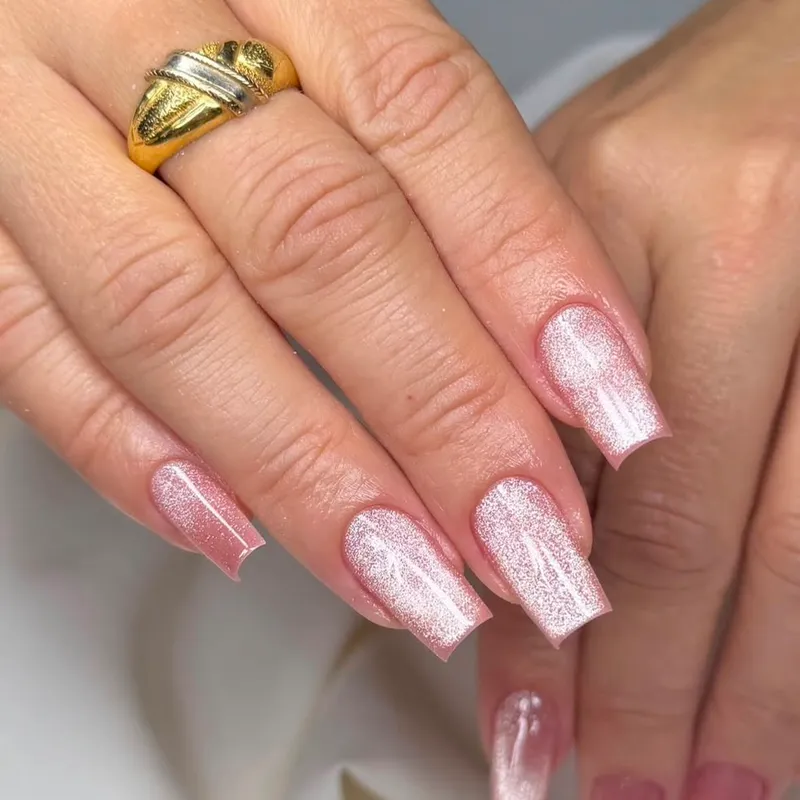 Unhas em alongamento quadrado com esmaltação rosa perolada